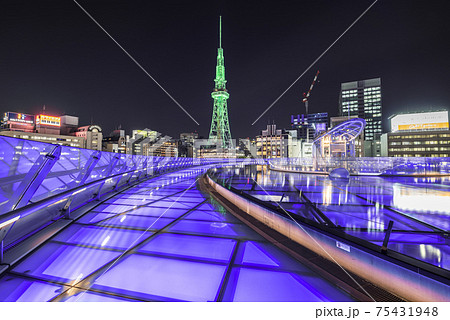 愛知県　名古屋都市風景　テレビ塔とオアシス21夜景 75431948
