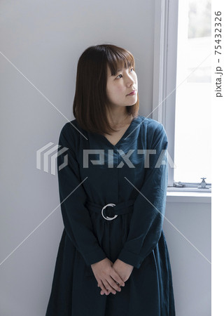 物静かな女性 75432326