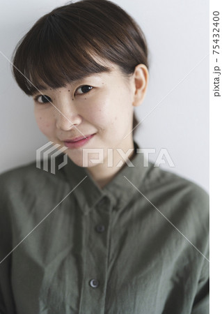 物静かな女性 75432400