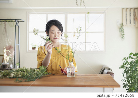 花をいける若い女性の写真素材