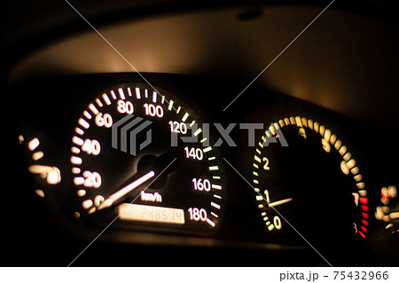 夜のライトアップされた自動車メーター 夜のライトアップされた自動車メーター 75432966