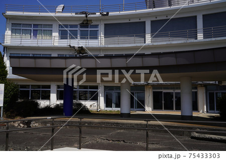 2016年4月の熊本地震震災遺構として残された旧東海大学阿蘇校舎、断裂した旧東海大学阿蘇校舎1号館 75433303