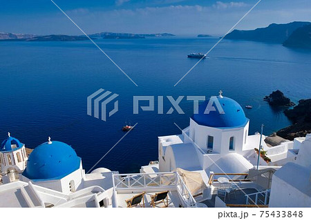 サントリーニ島のレストランから臨むエーゲ海と教会の写真素材 75433848 Pixta