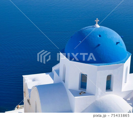 サントリーニ島の教会で昼寝する猫 75433865