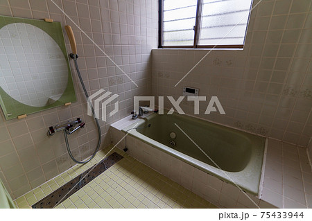 昭和の時代のタイル調のお風呂の写真素材