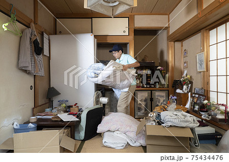 押し入れの片付けをする男性作業員 75434476