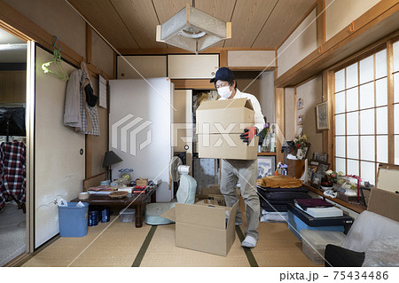 散らかった部屋の整理をするミドル男性作業員 75434486
