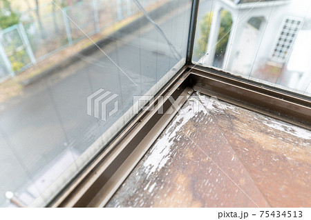 結露による木部の腐食、黒ずみ 75434513