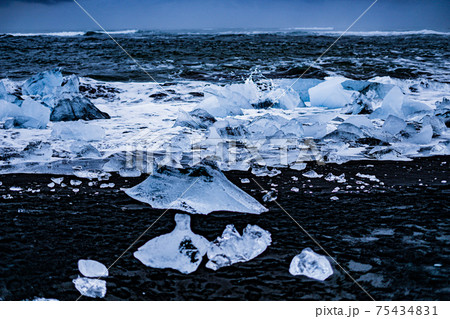 ヨークルスアゥルロゥン氷河湖の氷河 アイスランド の写真素材