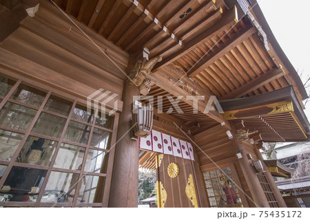 大國魂神社　随神門 　神社仏閣　陽射し　扉　ずいじんもん 75435172