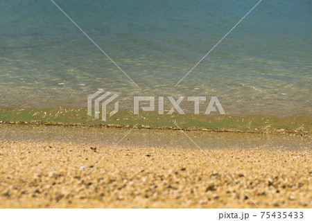砂浜に打ち寄せる波 砂浜に打ち寄せる波 75435433