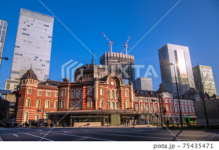 日本の東京都市景観 3.11・緊急事態宣言再延長下の東京。東京駅の背後には八重洲口再開発の超高層ビル 75435471