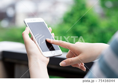 スマホを操作する女性の手元 スマホを操作する女性の手元 75436044