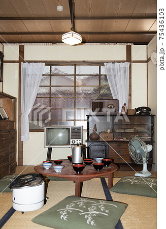 昭和イメージ ちゃぶ台がある日本の昔の居間 の写真素材