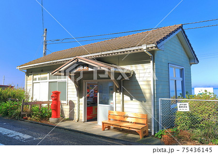 愛媛県 日本一海に近い駅 下灘駅 の写真素材