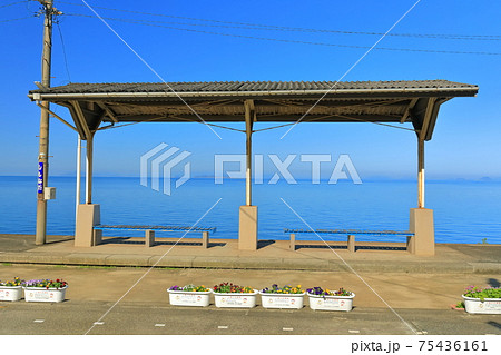 【愛媛県】日本一海に近い駅(下灘駅) 【愛媛県】日本一海に近い駅(下灘駅) 75436161