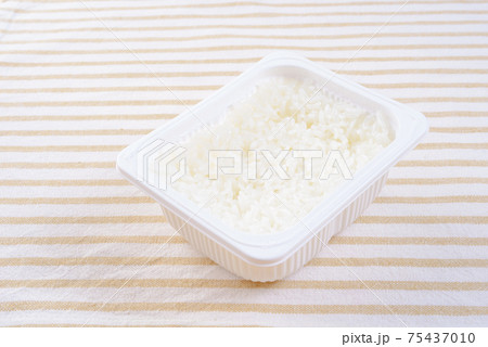 ランチョンマットの上のパックごはん ご飯パック パックご飯 ランチョンマットの上のパックごはん ご飯パック パックご飯 75437010