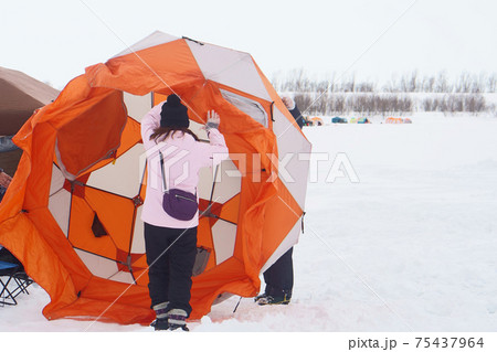 ワカサギ釣りのテントの設置 75437964