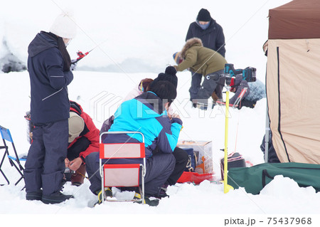 家族でワカサギ釣り 家族でワカサギ釣り 75437968