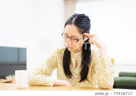 悩んでいる女性 75438717