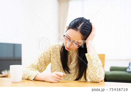 悩んでいる女性 悩んでいる女性 75438719