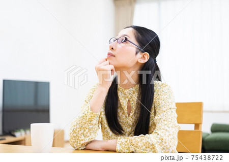悩んでいる女性 悩んでいる女性 75438722