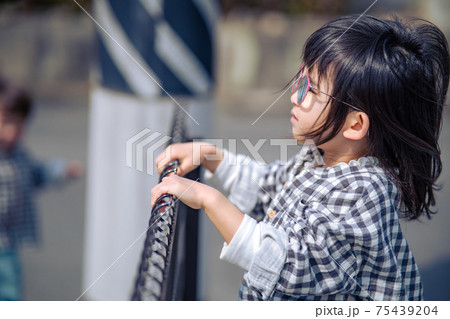 女の子 悩み 落ち込む 女の子 悩み 落ち込む 75439204