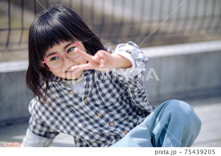 女の子　悩み　落ち込む 75439205