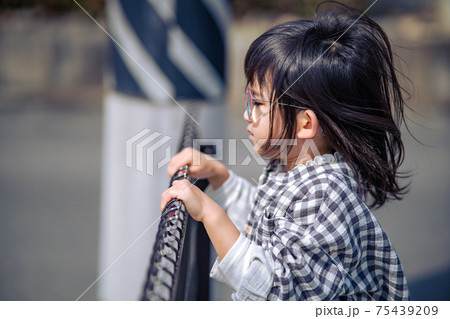 女の子　悩み　落ち込む 75439209