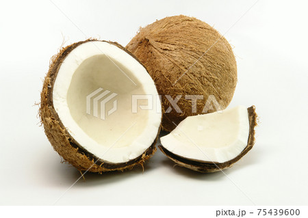 Fresh Cracked Coconut 75439600
