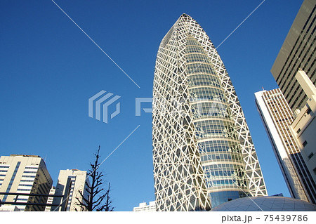 新宿西口高層ビル コクーンタワーと青空の写真素材