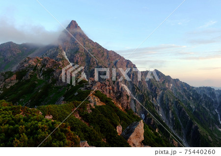 北アルプス　朝の槍ヶ岳を東鎌尾根から望む 75440260