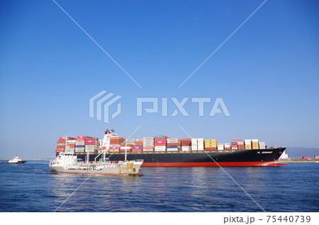 大阪港に並んで入港するケミカルタンカーと大型コンテナ船 75440739