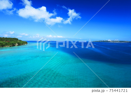 沖縄本島　瀬底島　青の世界 75441721