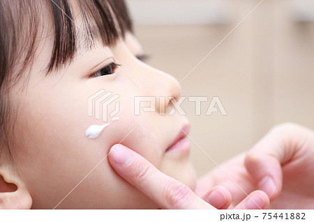 子供に塗り薬を付けるママの指 子供に塗り薬を付けるママの指 75441882