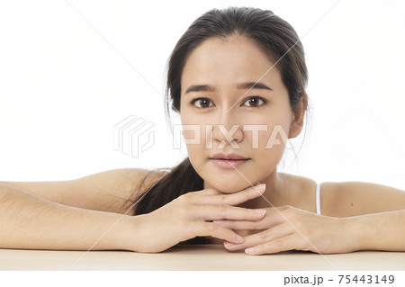 Beauty woman with perfect nude make-up 75443149