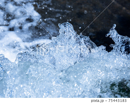 躍動する水 躍動する水 75443183