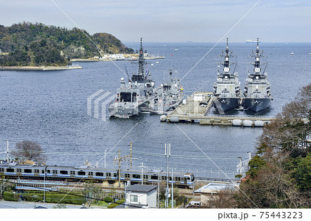 横須賀港の護衛艦と横須賀線E217【神奈川県】冬 横須賀港の護衛艦と横須賀線E217【神奈川県】冬 75443223