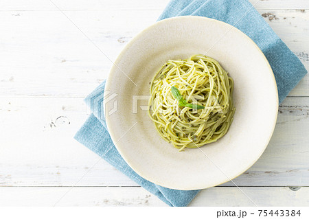 俯瞰撮影された、バジルソースのスパゲッティー 75443384
