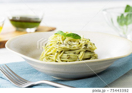 ナチュラルな背景で撮影された、バジルソースのスパゲティー ナチュラルな背景で撮影された、バジルソースのスパゲティー 75443392