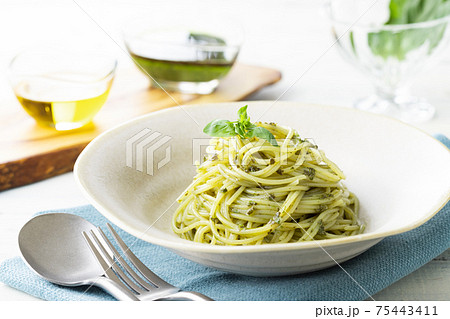 ナチュラルな背景で撮影された、バジルソースのスパゲティー ナチュラルな背景で撮影された、バジルソースのスパゲティー 75443411