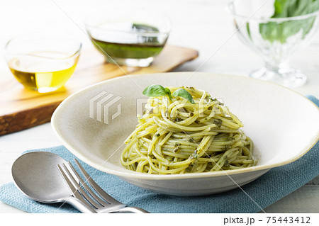 ナチュラルな背景で撮影された、バジルソースのスパゲティー ナチュラルな背景で撮影された、バジルソースのスパゲティー 75443412