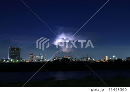 積乱雲の中で雷が光っている写真 積乱雲の中で雷が光っている写真 75443560