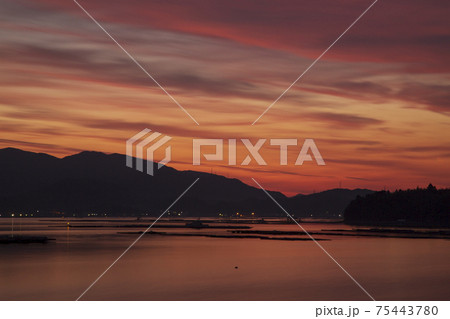 瀬戸内の朝凪の海を染める朝焼けの始まり 75443780