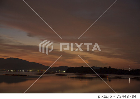 瀬戸内の朝凪の海を染める朝焼けの始まり 75443784