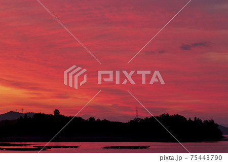瀬戸内の朝凪の海を染める朝焼けの始まり 75443790