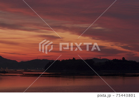 瀬戸内の海に昇る逆三日月と朝焼け 75443801