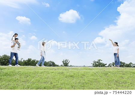 仲良散歩する家族　ファミリー　親子　手招きをする娘 75444220