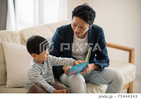子供に絵本を読む父親・育児に積極的な男性イメージ 75444343