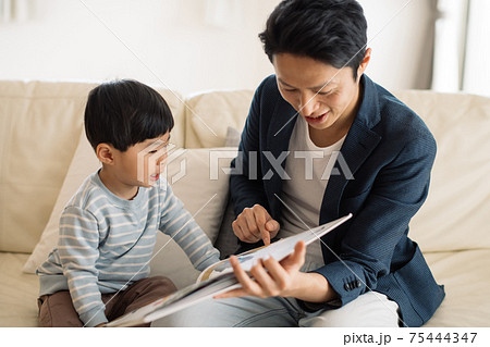 子供に絵本を読む父親・育児に積極的な男性イメージ 子供に絵本を読む父親・育児に積極的な男性イメージ 75444347